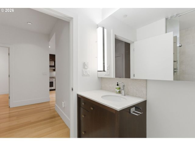 1001 Nw LOVEJOY St 213, Portland, OR 97209