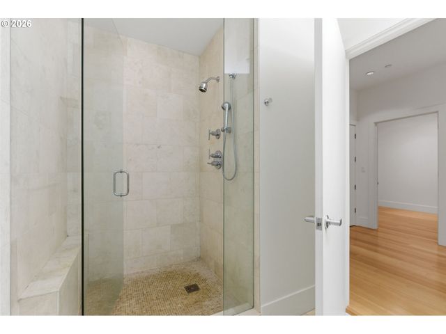 1001 Nw LOVEJOY St 213, Portland, OR 97209