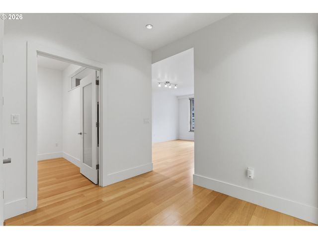 1001 Nw LOVEJOY St 213, Portland, OR 97209