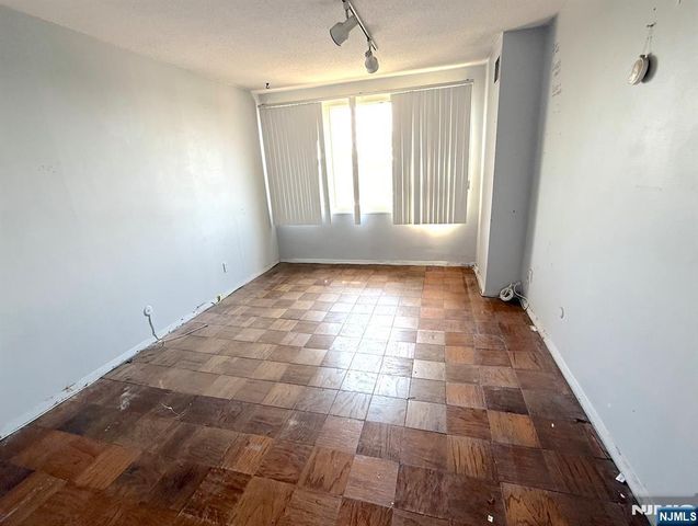 555 North Avenue, Fort Lee, NJ 07024