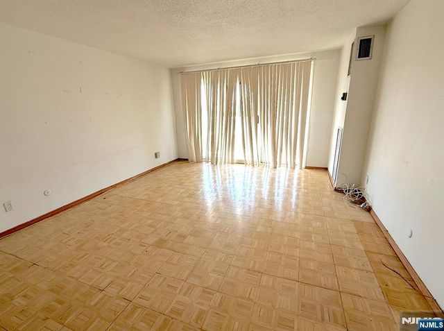 555 North Avenue, Fort Lee, NJ 07024