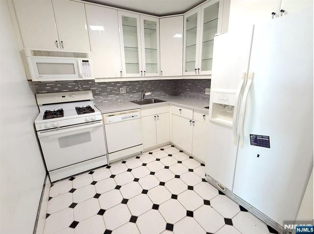555 North Avenue, Fort Lee, NJ 07024