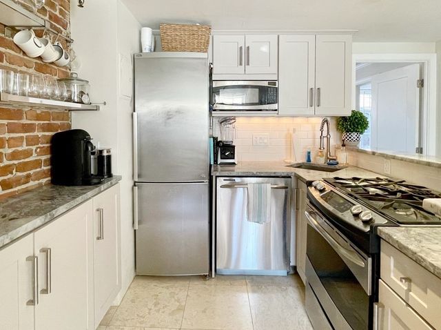 4 Derne St 4, Boston, MA 02114