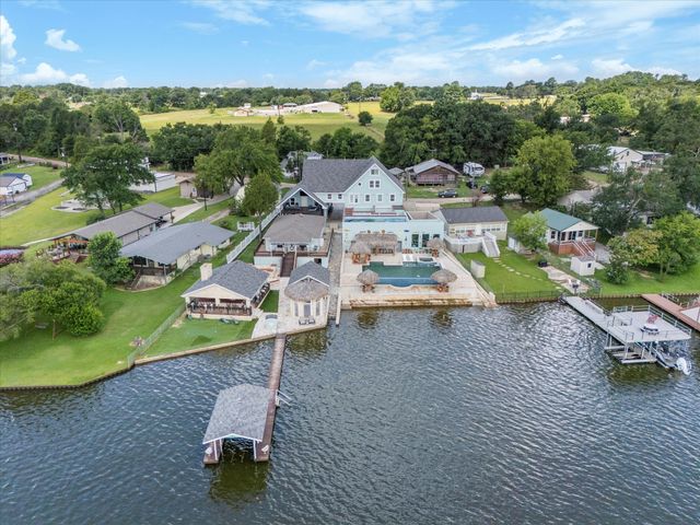 220 Pin Oak Drive, Mabank, TX 75156