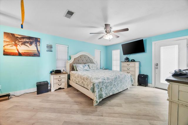 220 Pin Oak Drive, Mabank, TX 75156