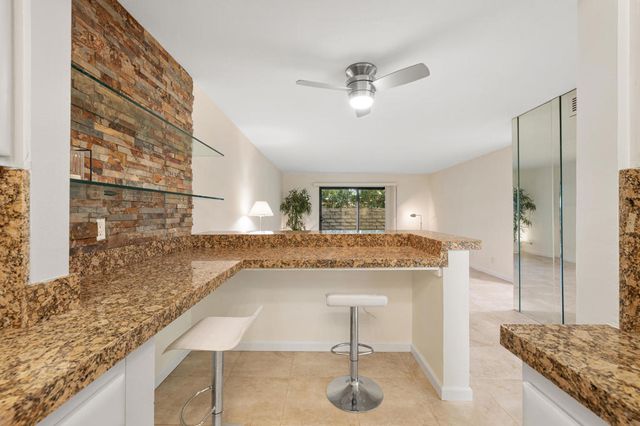 1407 N Sunrise Way 28, Palm Springs, CA 92262