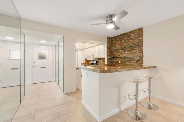 1407 N Sunrise Way 28, Palm Springs, CA 92262