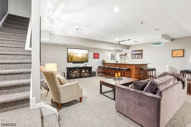 17 Coggins Ln, West Orange Twp., NJ 07052