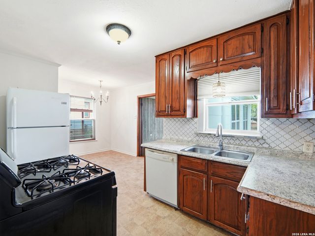 1311 W ROSEWOOD AVE, San Antonio, TX 78201