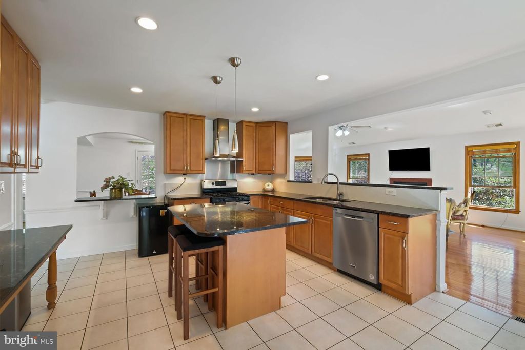 Image 10 of property listing at 11917 REYNOLDS AVE, Potomac, MD 20854