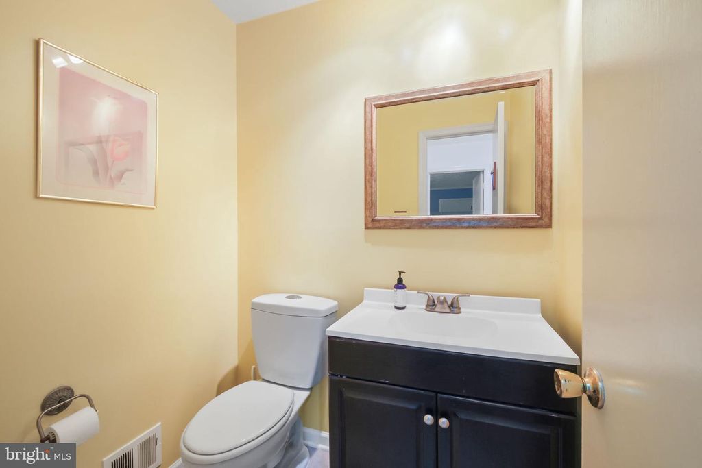 Image 19 of property listing at 11917 REYNOLDS AVE, Potomac, MD 20854