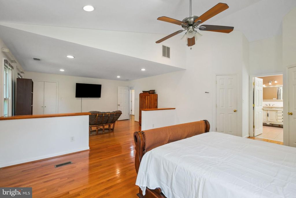 Image 24 of property listing at 11917 REYNOLDS AVE, Potomac, MD 20854