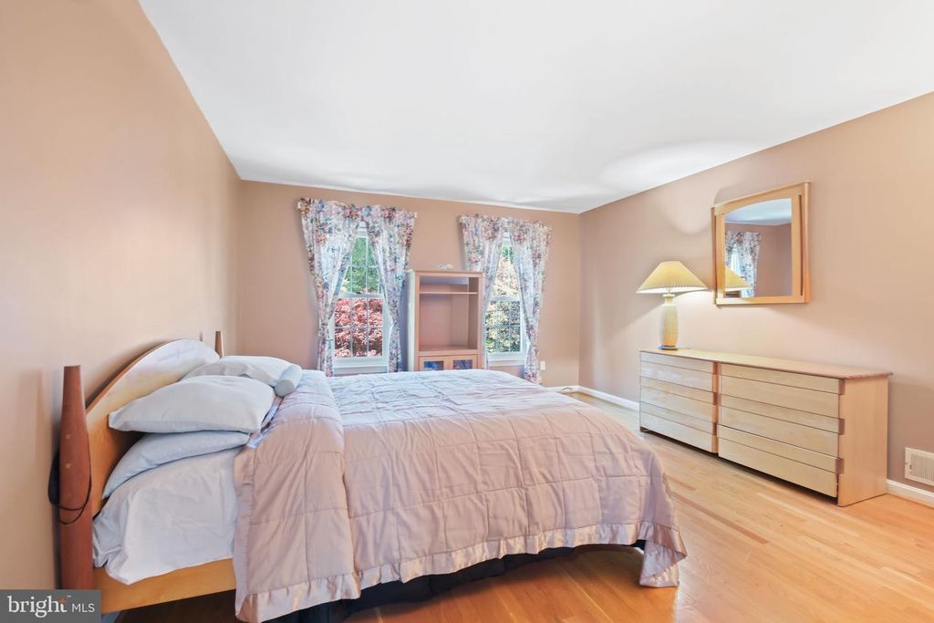 Image 27 of property listing at 11917 REYNOLDS AVE, Potomac, MD 20854