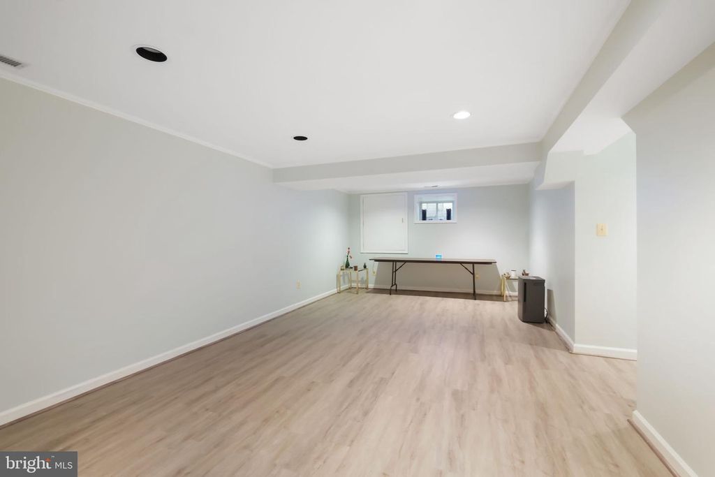 Image 31 of property listing at 11917 REYNOLDS AVE, Potomac, MD 20854