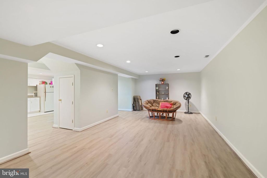 Image 32 of property listing at 11917 REYNOLDS AVE, Potomac, MD 20854