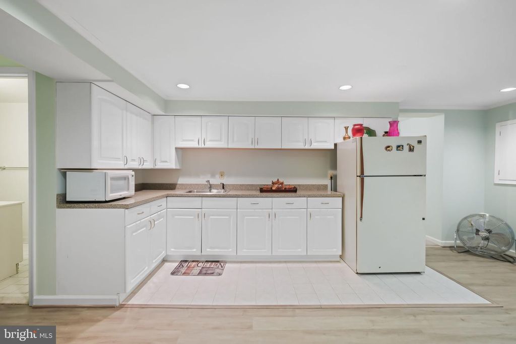 Image 34 of property listing at 11917 REYNOLDS AVE, Potomac, MD 20854