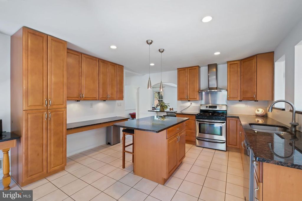 Image 7 of property listing at 11917 REYNOLDS AVE, Potomac, MD 20854