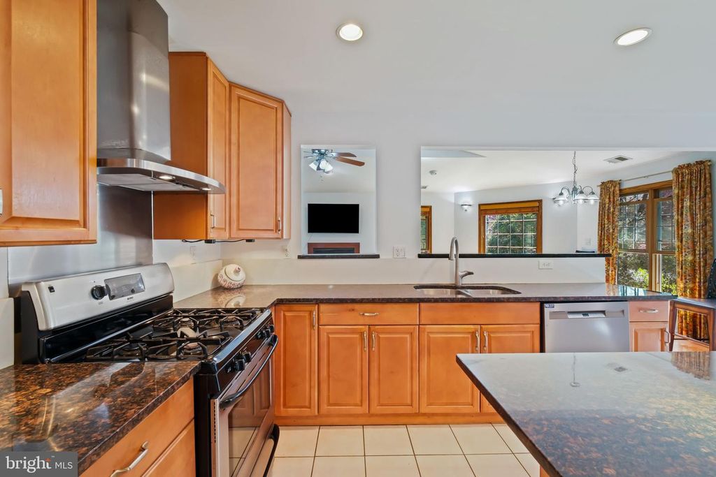 Image 9 of property listing at 11917 REYNOLDS AVE, Potomac, MD 20854