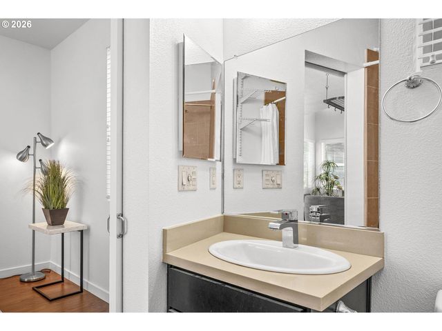 4319 Se DIVISION St B, Portland, OR 97206