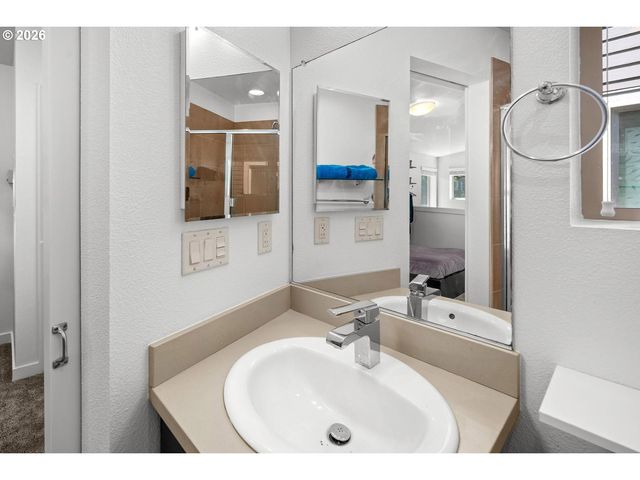 4319 Se DIVISION St B, Portland, OR 97206