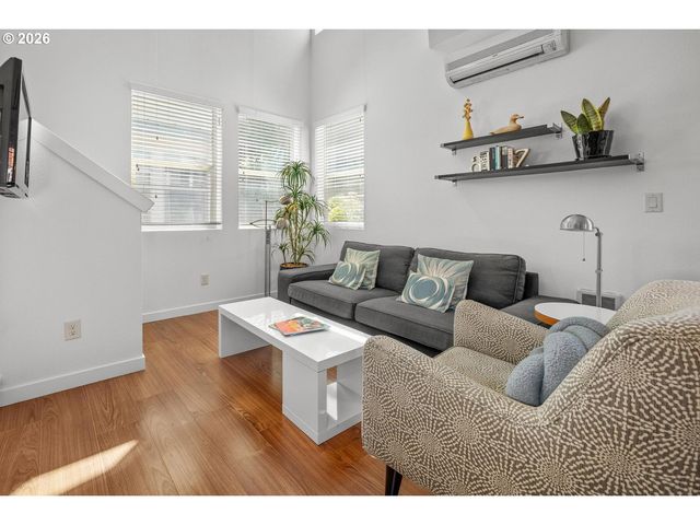 4319 Se DIVISION St B, Portland, OR 97206