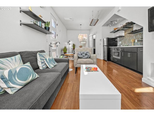 4319 Se DIVISION St B, Portland, OR 97206