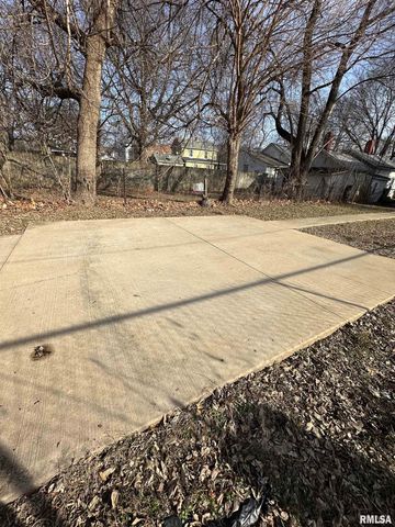 1305 NE MONROE Street, Peoria, IL 61603