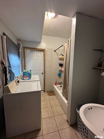 1305 NE MONROE Street, Peoria, IL 61603