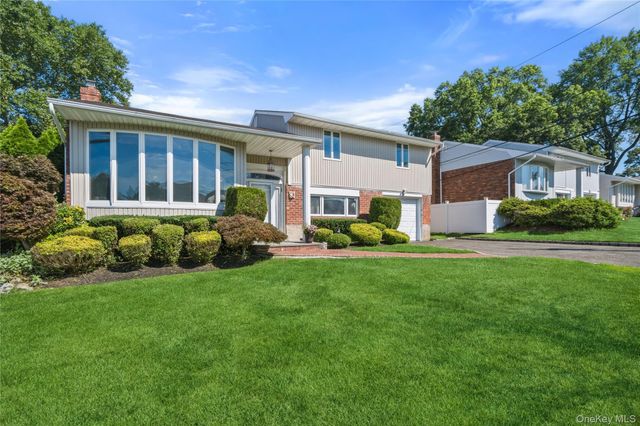 19 Jody Lane, Plainview, NY 11803