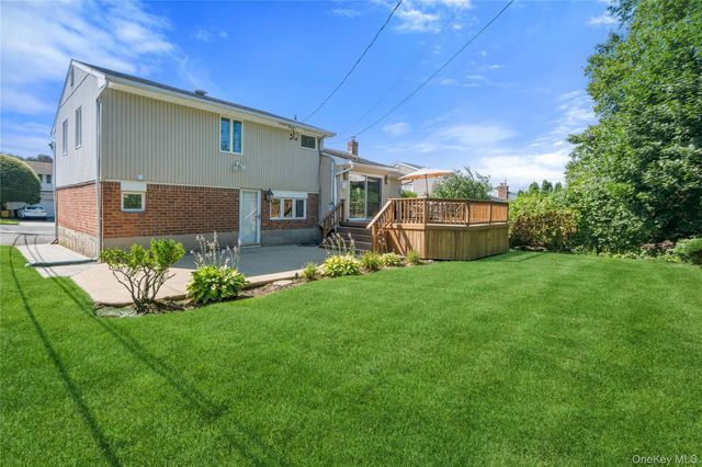 19 Jody Lane, Plainview, NY 11803