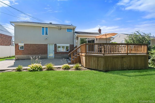 19 Jody Lane, Plainview, NY 11803