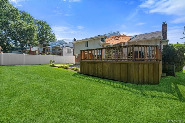 19 Jody Lane, Plainview, NY 11803