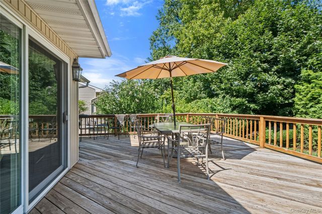 19 Jody Lane, Plainview, NY 11803