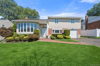 19 Jody Lane, Plainview, NY 11803