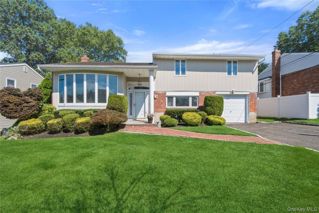 19 Jody Lane, Plainview, NY 11803