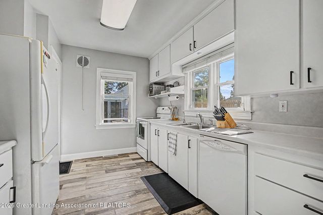 8609 W Mount Hope Highway, Grand Ledge, MI 48837