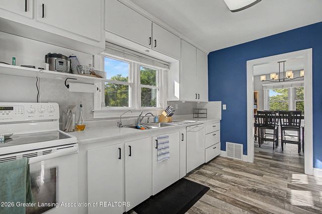 8609 W Mount Hope Highway, Grand Ledge, MI 48837