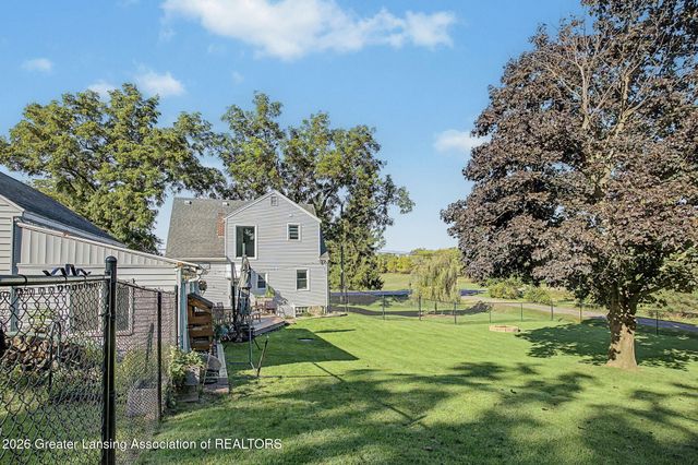 8609 W Mount Hope Highway, Grand Ledge, MI 48837