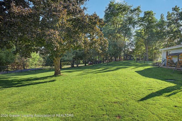8609 W Mount Hope Highway, Grand Ledge, MI 48837