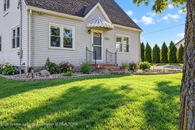 8609 W Mount Hope Highway, Grand Ledge, MI 48837