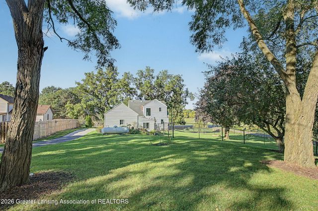8609 W Mount Hope Highway, Grand Ledge, MI 48837