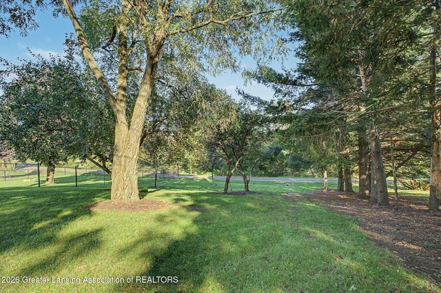 8609 W Mount Hope Highway, Grand Ledge, MI 48837