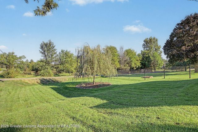 8609 W Mount Hope Highway, Grand Ledge, MI 48837
