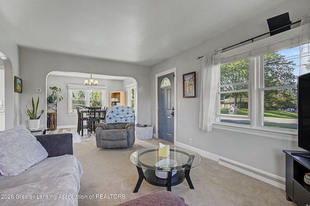 8609 W Mount Hope Highway, Grand Ledge, MI 48837