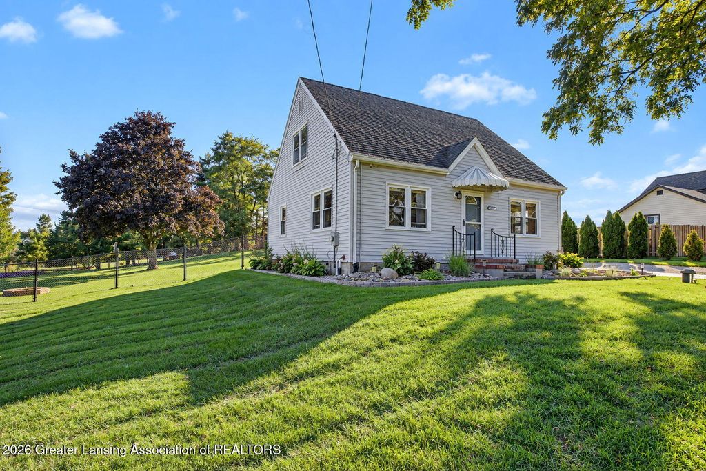 8609 W Mount Hope Highway, Grand Ledge, MI 48837