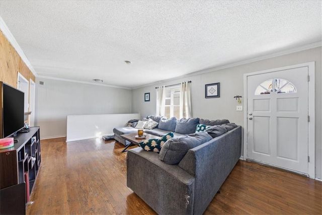 5910 N Park Avenue, Gladstone, MO 64118