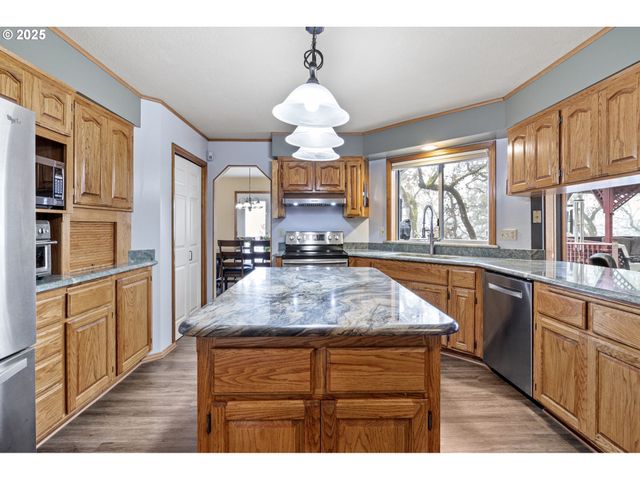 1495 Se PARKWOOD Dr, Roseburg, OR 97470