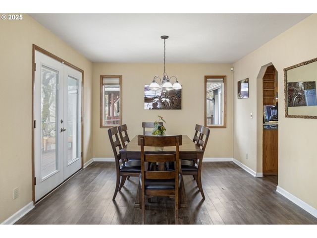 1495 Se PARKWOOD Dr, Roseburg, OR 97470