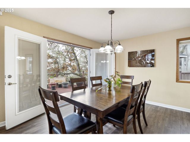 1495 Se PARKWOOD Dr, Roseburg, OR 97470