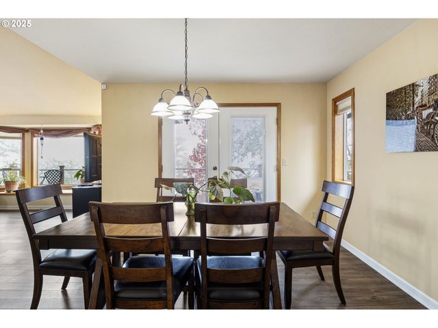 1495 Se PARKWOOD Dr, Roseburg, OR 97470